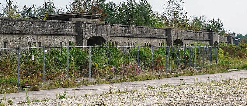 Das Wetter hat mit der Zeit seine Spuren hinterlassen &ndash; die alte Tribüne verfällt und wird zum Biotop.	Foto: dvl