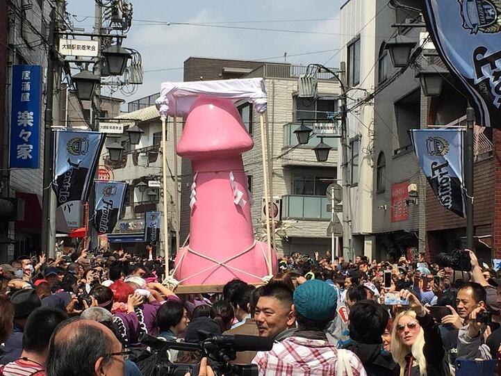 Ein riesiger Phallus wird beim Phallus-Festival in Kawasaki durch die Straßen getragen.