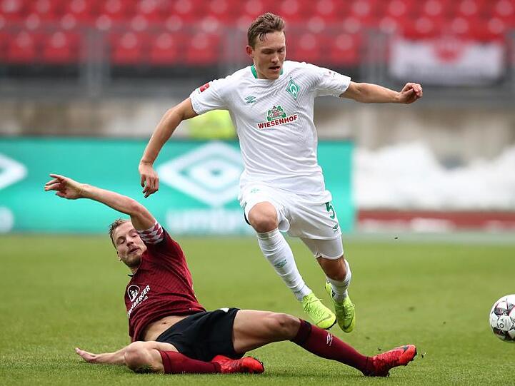 Der Nürnberger Hanno Behrens (l) kämpft mit dem Bremer Ludwig Augustinsson um den Ball.