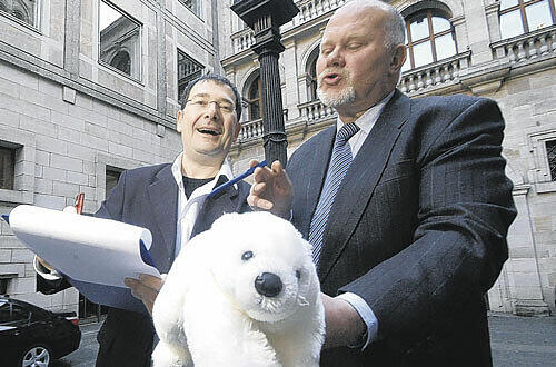 Letzte Probe vor der Stadtratssitzung: Michael Ziegler (li.) und Richard Würffel tragen ihr Flocke-Lied im Innenhof des Rathauses vor.F.: BM
