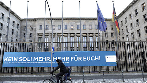 So sah der Protest 2021 vor dem Bundesfinanzministerium aus. Jetzt hat der Bundesfinanzhof eine Klage gegen den Soli abgewiesen.