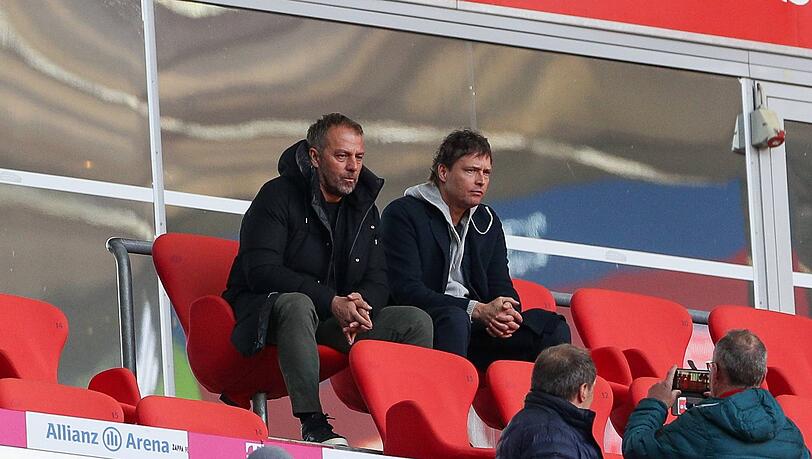 Schaut sich das Spiel gegen den FC Augsburg von der Tribüne aus an: Bundestrainer Hansi Flick.