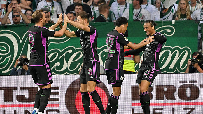 Der FC Bayern gewinnt gegen den Werder Bremen mit 4:0.