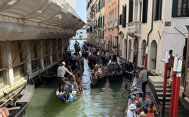 Gondelstau in Venedig - das ist wenig romantisch.