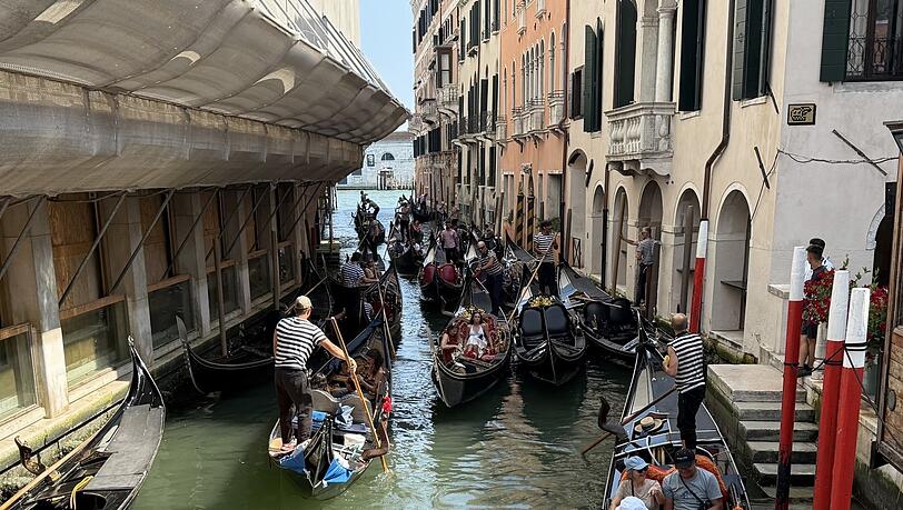 Gondelstau in Venedig - das ist wenig romantisch. Gondelstau in Venedig - das ist wenig romantisch.