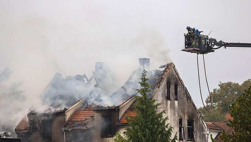 Nach einem Brand in einem Haus sind vier Frauen tot aufgefunden worden.