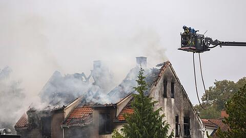 Nach einem Brand in einem Haus sind vier Frauen tot aufgefunden worden.
