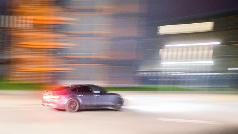 Etliche Teilnehmer des Tuning-Treffens sollen die eintreffende Polizei angegriffen haben. (Symbolbild)