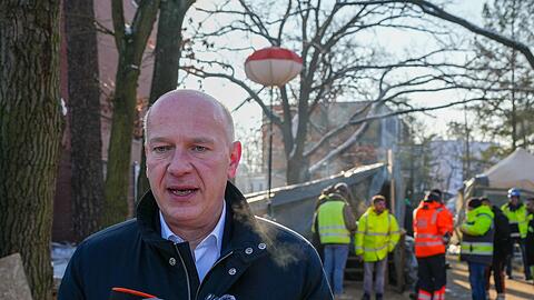 Der Regierende B&uuml;rgermeister Kai Wegner am 7. Januar vor dem Umspannwerk an der Argentinischen Allee. (Archivbild)