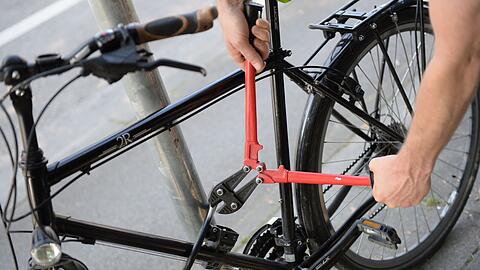 Die Polizei in Bayern geht mit verschiedenen Ma&szlig;nahmen gegen Fahrraddiebe vor. (Symbolbild)