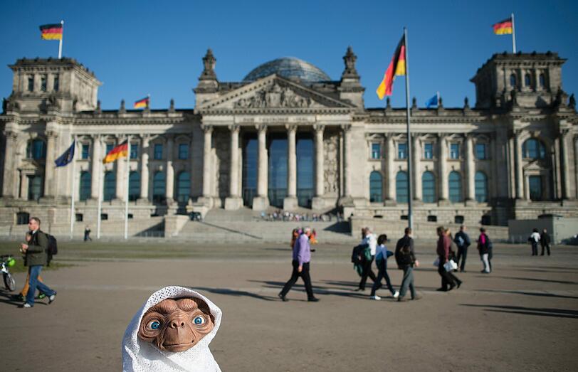 Politiker, Touristen und Berliner staunten am Montag nicht schlecht: Kult-Filmfigur "E.T." machte den Vorplatz des Berliner Reichstags unsicher...