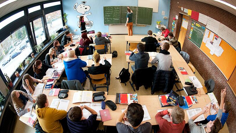 Schikane in der Schulklasse. Weil fünf Euro gefehlt haben, soll ein Polizist Schüler dazu gezwungen haben, sich komplett zu entkleiden. (Symbolbild) Schikane in der Schulklasse. Weil fünf Euro gefehlt haben, soll ein Polizist Schüler dazu gezwungen haben, sich komplett zu entkleiden. (Symbolbild)