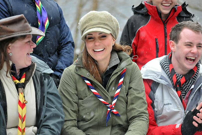 Am 22. März besucht die Herzogin Pfadfinder. Unter dem dicken Parka ist wenig zu erkennen, aber das fröhliche Lachen spricht Bände...