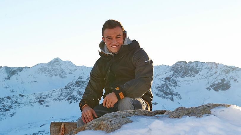 Xherdan Shaqiri in den Schweizer Alpen.