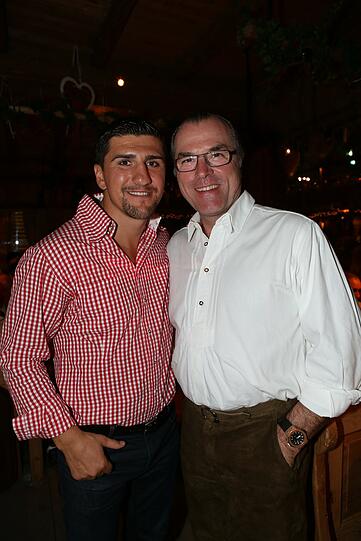 Muamer Hukic und Clemens Tönnies im Weinzelt.