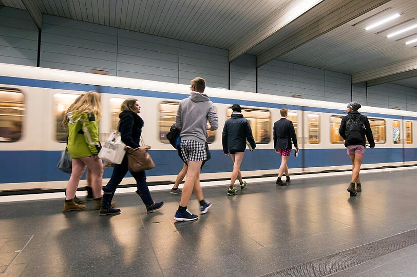 Auch in München traf man Fahrgäste unten ohne.