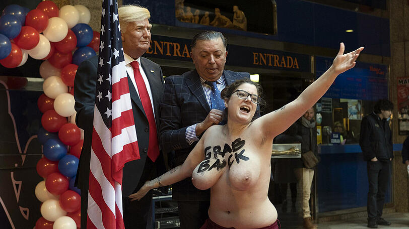 Sie grabschte zurück: Die Femen-Aktivistin packte der Trump-Stature in den Schritt.
