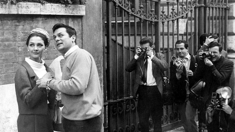 Glamour-Paar: Tony Curtis und Christine Kaufmann umlagert in Rom 1965.