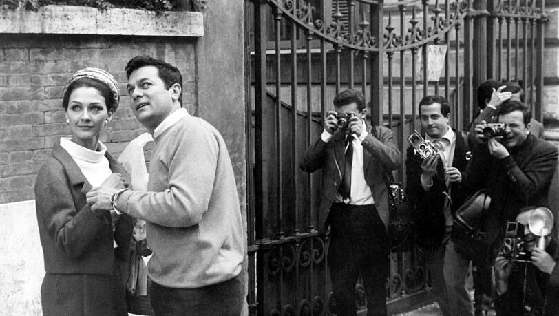 Glamour-Paar: Tony Curtis und Christine Kaufmann umlagert in Rom 1965. Glamour-Paar: Tony Curtis und Christine Kaufmann umlagert in Rom 1965.