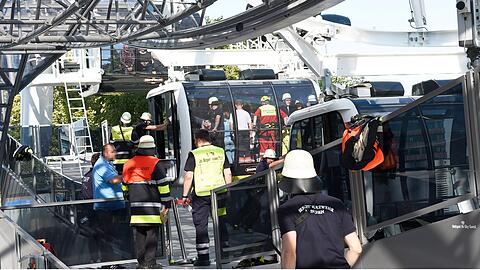 Die Feuerwehr München musste nach einem Brand 14 Personen aus dem Riesenrad "Hi Sky" retten.