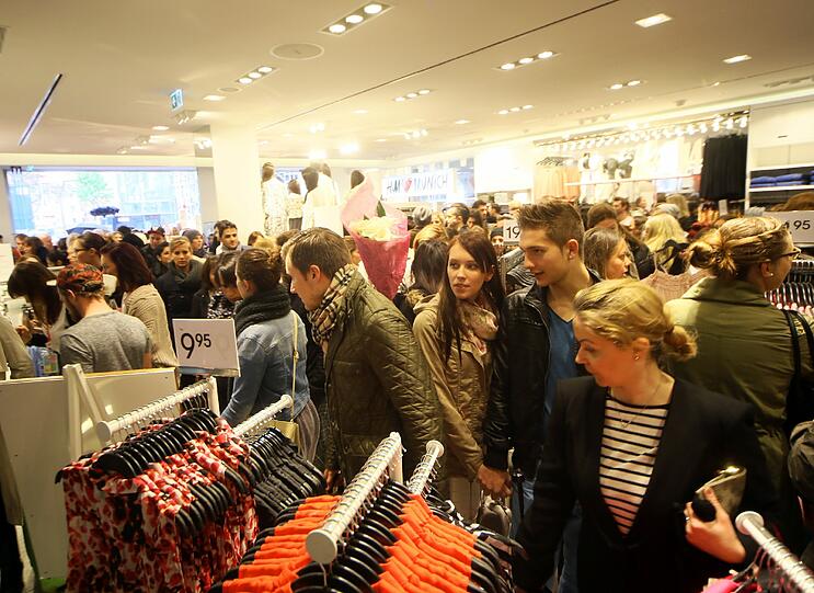 Andrang bei der Eröffnung des H&M in der Weinstraße. Die Bilder vom Opening des Flagshipstore.