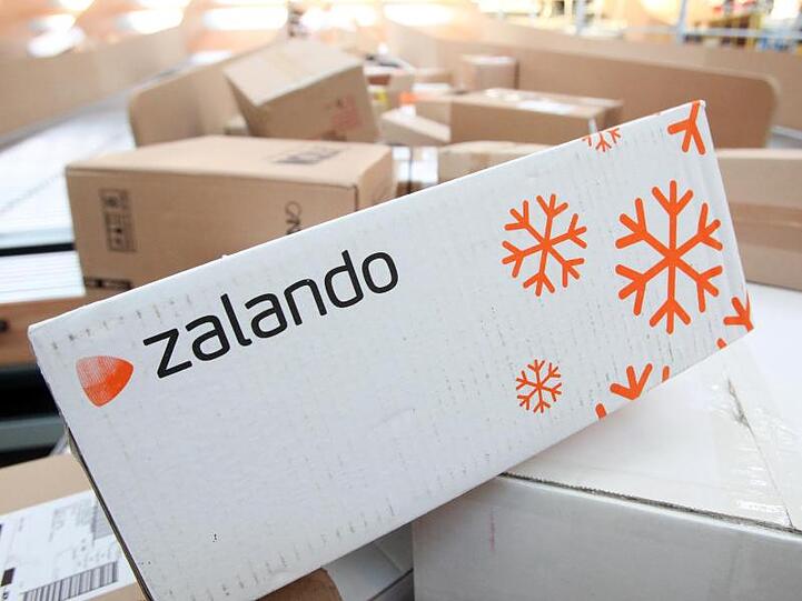 Ein Paket des Modehändlers Zalando auf einem Paketförderband.