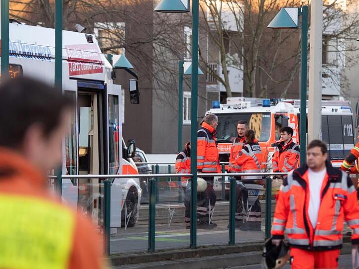 Um das getötete Kind zu bergen, musste ein Kran der Feuerwehr die Stadtbahn anheben.