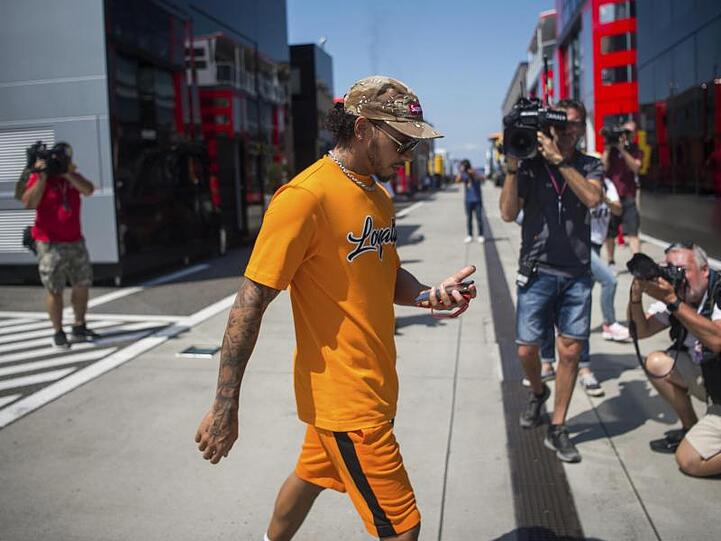 Ist mehr mit seinem Smartphone als mit der Zukunft von Konkurrent Max Verstappen beschäftigt: Mercedes-Star Lewis Hamilton.