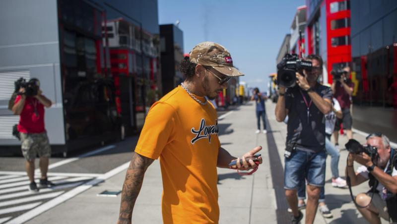 Ist mehr mit seinem Smartphone als mit der Zukunft von Konkurrent Max Verstappen beschäftigt: Mercedes-Star Lewis Hamilton. Ist mehr mit seinem Smartphone als mit der Zukunft von Konkurrent Max Verstappen beschäftigt: Mercedes-Star Lewis Hamilton.