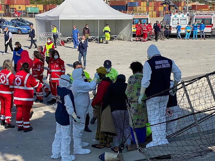 Mirganten verlassen im Hafen von Pozzallo auf Sizilien das Rettungsschiff "Open Arms".