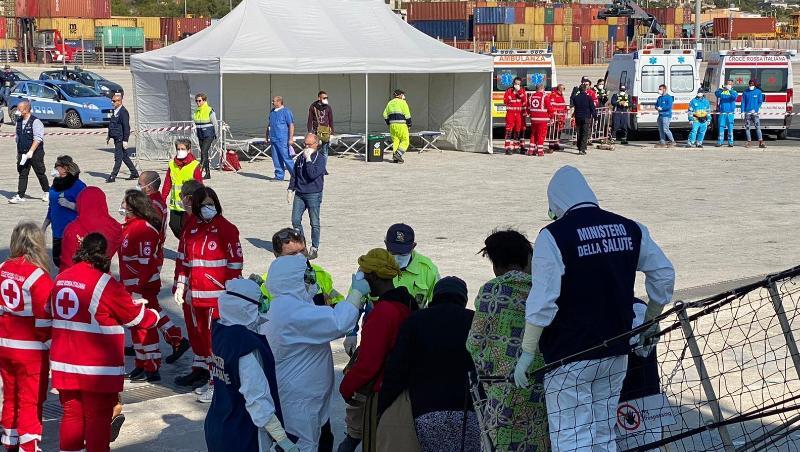 Mirganten verlassen im Hafen von Pozzallo auf Sizilien das Rettungsschiff "Open Arms". Mirganten verlassen im Hafen von Pozzallo auf Sizilien das Rettungsschiff "Open Arms".