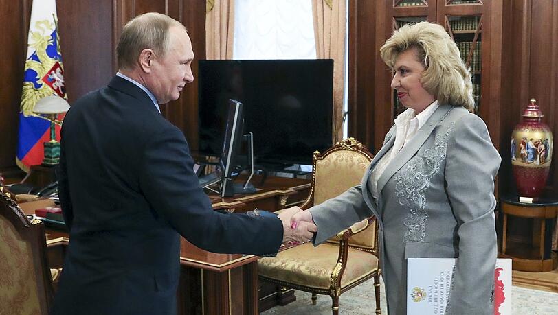 Der russische Präsident Wladimir Putin 2017 im Kreml mit der Menschenrechtsbeauftragten der Russischen Föderation, Tatjana Nikolajewna Moskalkowa. Die Schlagzeilen und die Brutalität der Foltermaßnahmen im Gefängnis "Schwarzer Delfin" zwangen den Kreml zum Handeln. Moskalkowa beauftragte die Generalstaatsanwaltschaft, die Vorwürfe zu prüfen.