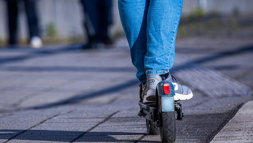 Die E-Scooter-Fahrer machen sich einen Spaß daraus, möglichst knapp an Gästen und Kellnern vorbeizufahren, berichten Gastronomen aus der Alt- und der Neustadt. Die E-Scooter-Fahrer machen sich einen Spaß daraus, möglichst knapp an Gästen und Kellnern vorbeizufahren, berichten Gastronomen aus der Alt- und der Neustadt.