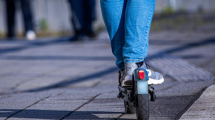 Die E-Scooter-Fahrer machen sich einen Spaß daraus, möglichst knapp an Gästen und Kellnern vorbeizufahren, berichten Gastronomen aus der Alt- und der Neustadt. Die E-Scooter-Fahrer machen sich einen Spaß daraus, möglichst knapp an Gästen und Kellnern vorbeizufahren, berichten Gastronomen aus der Alt- und der Neustadt.