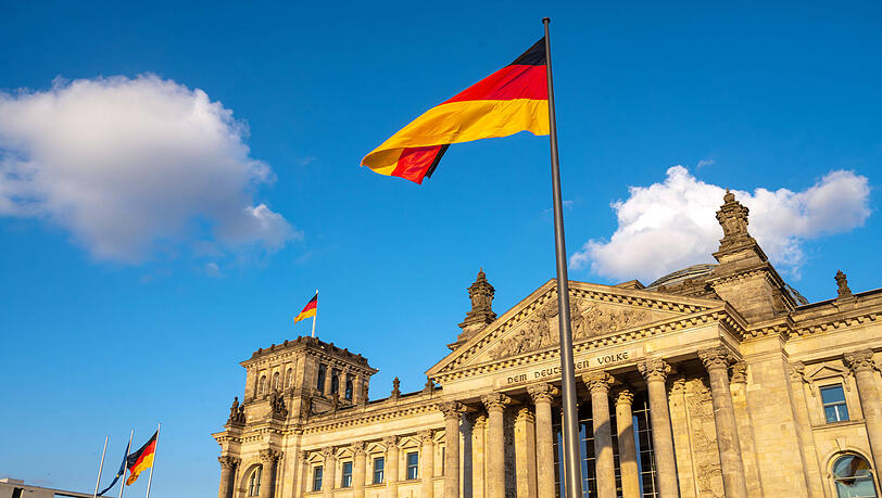 Deutschlandfahnen leuchten in der Abendsonne vor dem Reichstag Deutschlandfahnen leuchten in der Abendsonne vor dem Reichstag