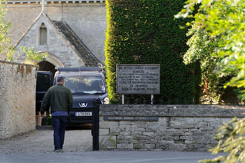 Was für ein Kontrast: Kate Moss wählte eine malerische kleine Dorfkirche.