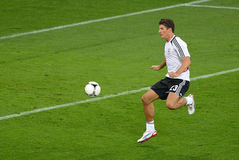 Bereit für den Auftakt: Die deutsche Mannschaft wärmt sich auf für die erste Partie gegen Portugal.