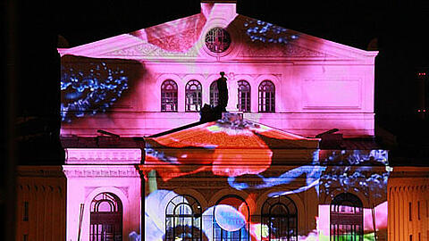 Eine Videoinstallation leuchtet vom Gärtnerplatztheater.