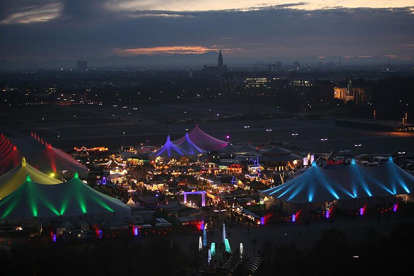 Jedes Jahr findet auch eine Silvesterparty auf dem Tollwood statt! Allerdings sind die Stände da schon geschlossen, aber dafür wird jede Menge anderes Programm geboten.