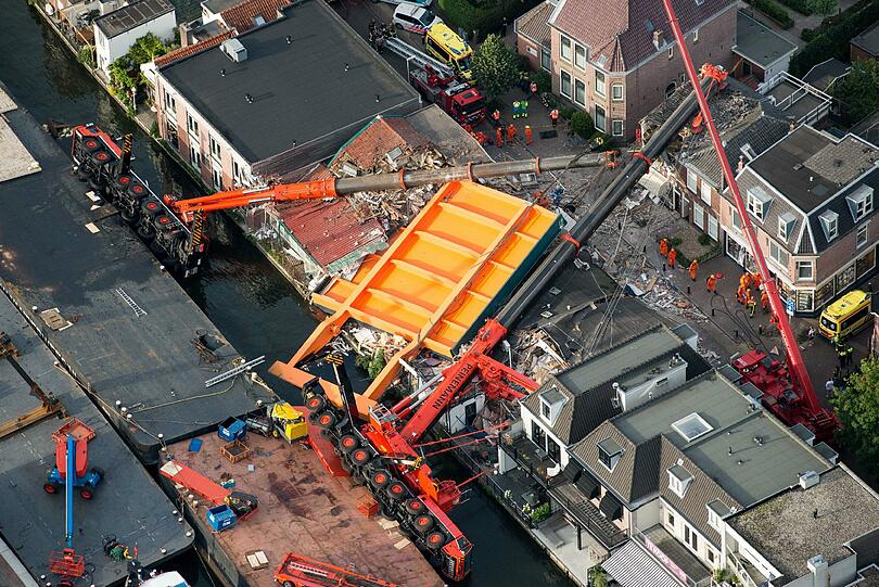 Am Montag sind vier Wohn- und Geschäftshäuser unter der Wucht von zwei einstürzenden Baukränen zerstört worden. Die Bilder!