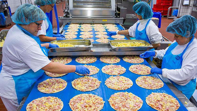 In Deutschland steigerte Dr. Oetker seine Umsätze um rund drei Prozent auf 740 Millionen Euro. In Deutschland steigerte Dr. Oetker seine Umsätze um rund drei Prozent auf 740 Millionen Euro.