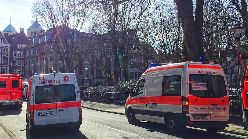 Ein Lkw ist in der Innenstadt von Münster in eine Menschenmenge gefahren. Die Bilder vom Einsatz der Polizei- und Rettungskräfte.