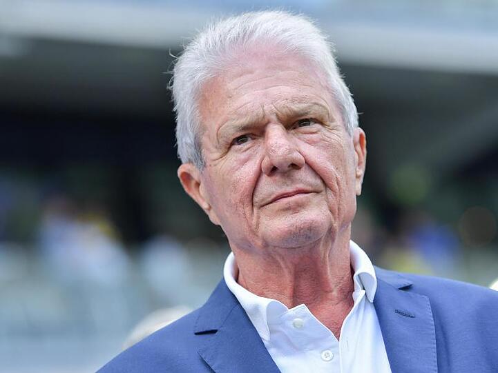 Hoffenheims Mäzen Dietmar Hopp steht im Stadion. Foto: Uwe Anspach/dpa/Archivbild