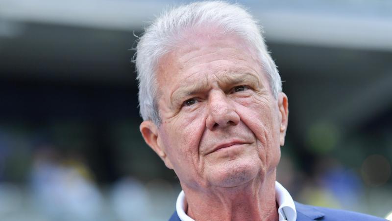 Hoffenheims Mäzen Dietmar Hopp steht im Stadion. Foto: Uwe Anspach/dpa/Archivbild Hoffenheims Mäzen Dietmar Hopp steht im Stadion. Foto: Uwe Anspach/dpa/Archivbild