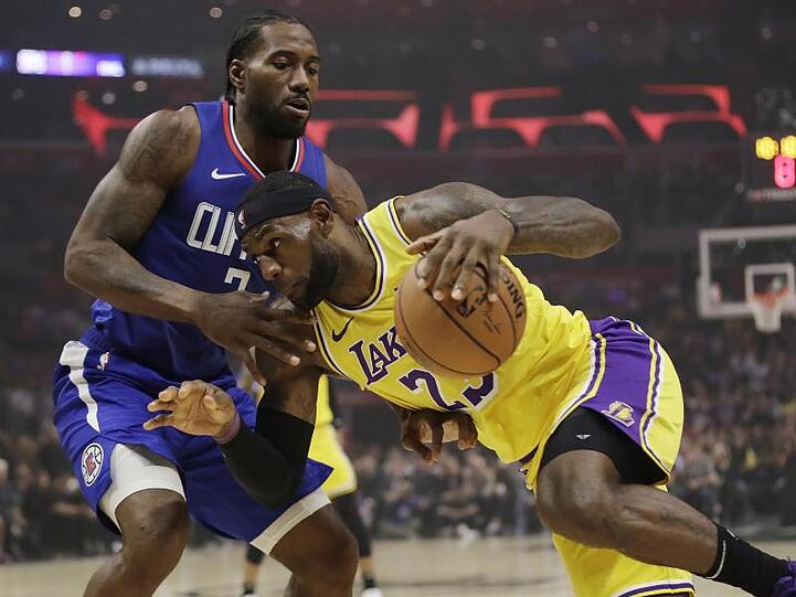 Lakers-Superstar LeBron James im versucht an Kawhi Leonard (l) von den Los Angeles Clippers vorbeizukommen.