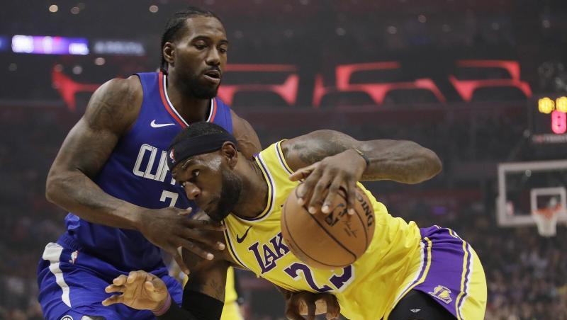 Lakers-Superstar LeBron James im versucht an Kawhi Leonard (l) von den Los Angeles Clippers vorbeizukommen. Lakers-Superstar LeBron James im versucht an Kawhi Leonard (l) von den Los Angeles Clippers vorbeizukommen.