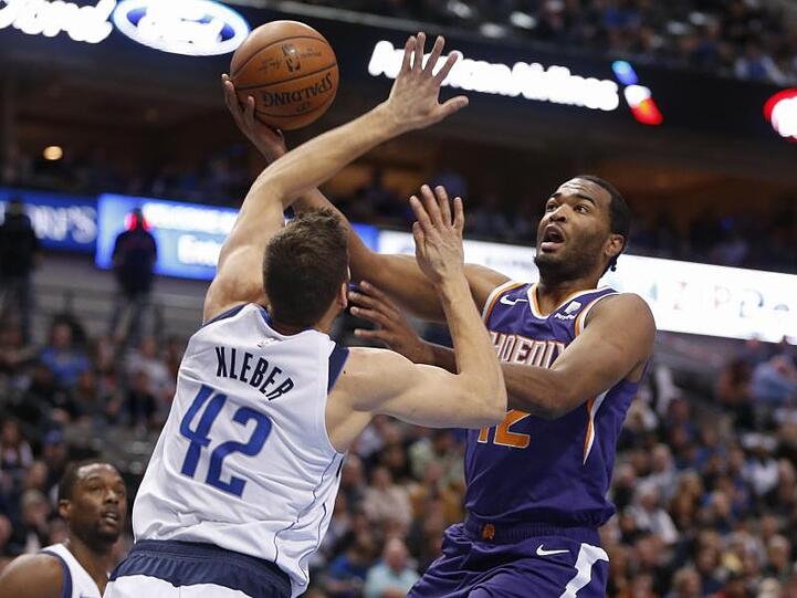 Maximilian Kleber (l) von den Dallas Mavericks verteidigt gegen T.J. Warren von den Phoenix Suns.