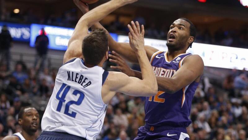 Maximilian Kleber (l) von den Dallas Mavericks verteidigt gegen T.J. Warren von den Phoenix Suns. Maximilian Kleber (l) von den Dallas Mavericks verteidigt gegen T.J. Warren von den Phoenix Suns.