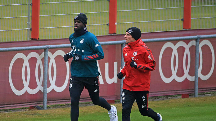 Tanguy Nianzou (l.) mit Fitnesstrainer Simon Martinello. (Archivbild)