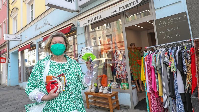 FFP2-Masken in Gutelaunefarben: Monika Wofinger nimmt sie in ihrem Modeladen Parita in Schwabing "auf keinen Fall" aus dem Sortiment.
